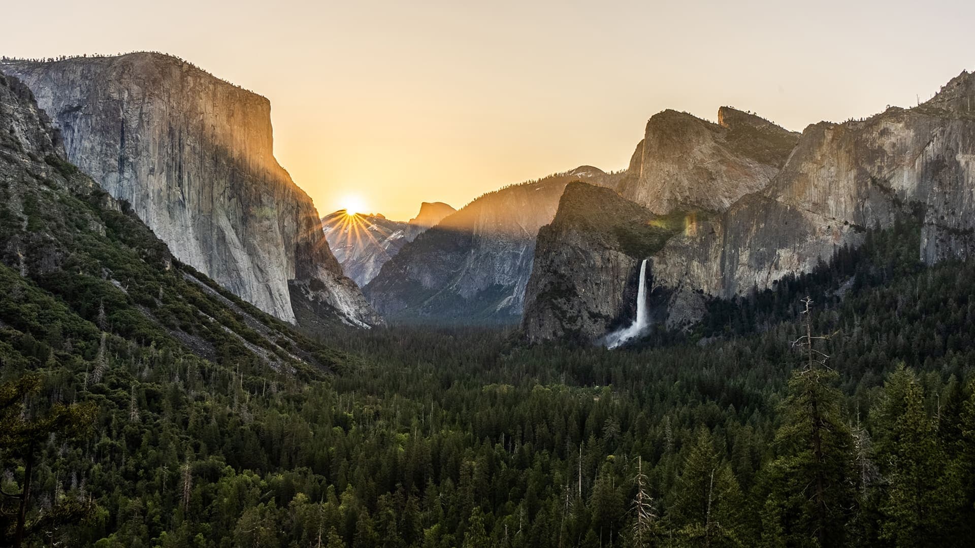 Bergen bij zonsopkomst